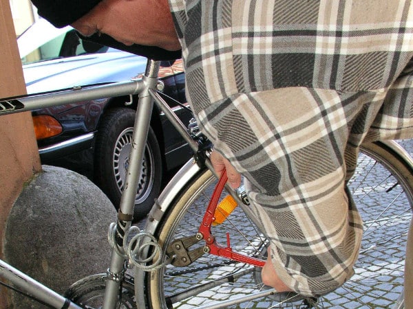 Das "Projekt Sichere Altstadt" will Fahrraddieben den Kampf ansagen - auch mithilfe der Bereitschaftspolizei. Foto: PP Oberpfalz