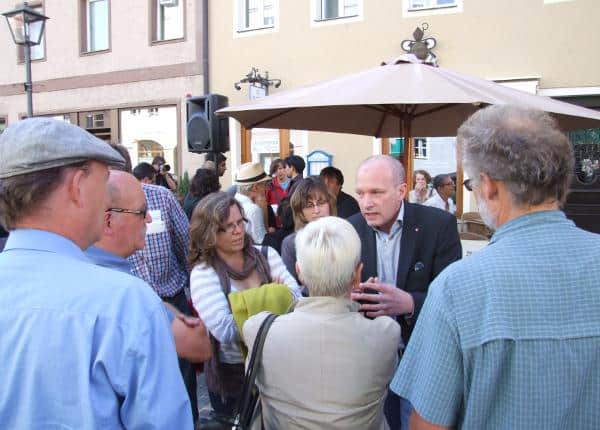 Das Umdenken folgt erst zwei Jahre später. Schon 2011 sprach Joachim Wolbergs mit Kritikern der Platte vor dem Colosseum. Damals konsequenzlos. Foto: Archiv