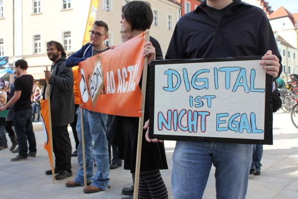 Am Sonntag protestierten die Regensburger Piraten gegen die Bestandsdatenauskunft (BDA). Grüne und attac waren angeblich auch dabei - blieben aber farb- und fahnenlos. Fotos: Liese