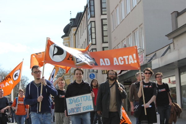  Ein altes ACTA-Transparent wurde beim Demonstrationszug recycelt.