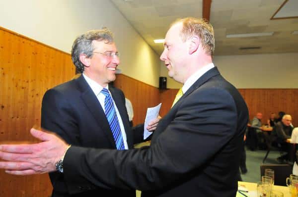 Plötzlich ein Herz und eine Seele: Franz Rieger und Christian Schlegl. Foto: Staudinger