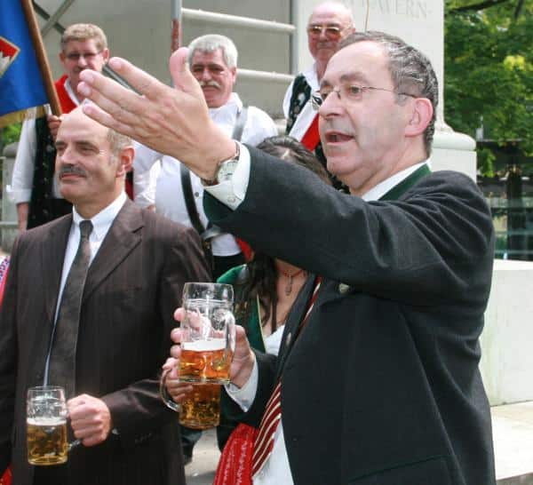 Bierkultur ja, Erinnerungskultur nein: Hans Schaidinger und sein Kulturreferent Klemens Unger. Foto: Archiv/ Staudinger