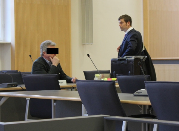 Wird seine Pension verlieren: Reinhold F. mit seinem Verteidiger Dr. Georg Karl. Foto: Liese