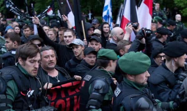 Der Nazi-Pulk versuchte mehrfach die Polizeikette zu durchbrechen. Foto: as