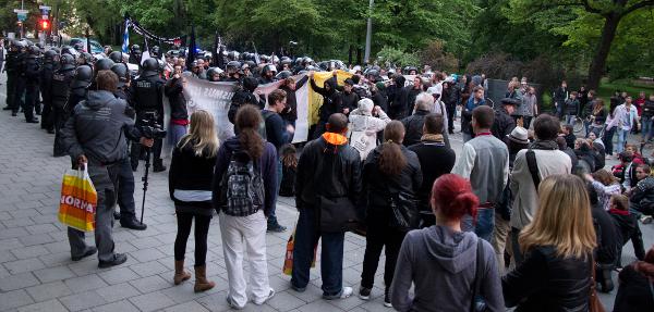 Links der Nazi-Aufmarsch, rechts die Gegendemonstration. Der "Verfassungsschutz" meint: alles Extremisten. Foto: as