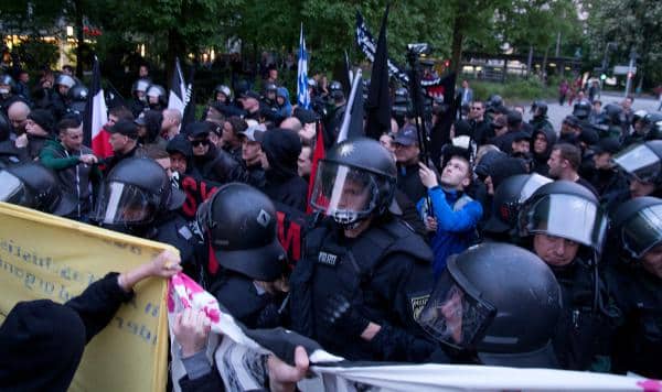 Von der Polizei unbehelligt: Ein Anti-Antifa-Fotograf filmte die Geghendemonstranten während des gesamten Aufmarschs. Foto: as