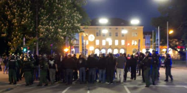 Kurz nach 21 Uhr: Die Nazis werden zum Bahnhof zurück eskortiert. Foto: as