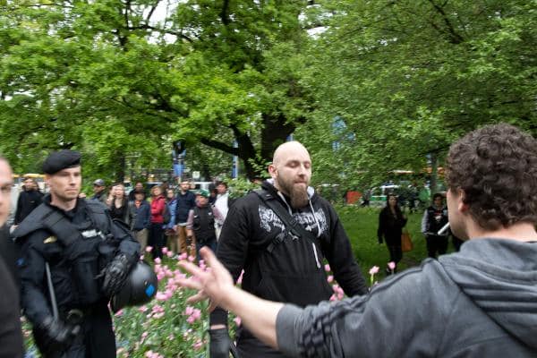 Prügelte bei seiner Ankunft auf Gegendemponstranten ein: Der unterfränkische Neonazi Marcel Finzelberg. Foto: as