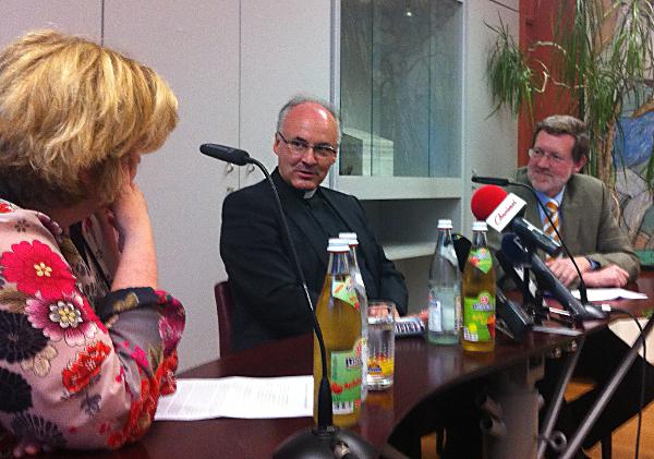 Teils herzlich, teils diplomatisch: Rudolf Voderholzer auf dem Podium im Presseclub zwischen Christine Schröpf und Karl Birkenseer. Fotos: as