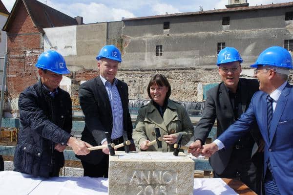 Beim feierlichen Hammerschlag zur Grundsteinlegung (v.l.: Hermann Meier, Bürgermeister Joachim Wolbergs, Planungs- und Baureferentin Christine Schimpfermann, Architekt Stefan Suxdorf, Thomas Dietlmeier). Foto: Immobilien Zentrum Regensburg