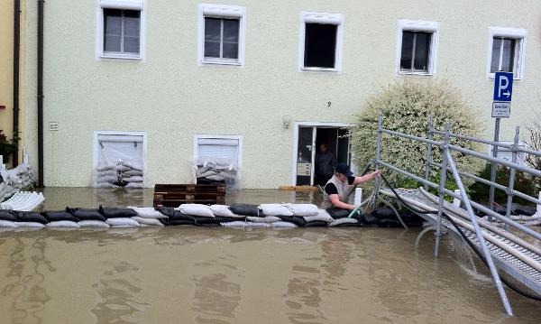 Die Werftstraße am Mittag. Trotz Dauereinsatz musste das Gebiet schließlich kontrolliert geflutet werden. Fotos: as