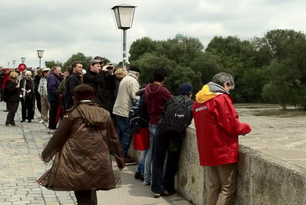 Die Sonne kommt raus und Hochwasser-Touristen drängeln sich auf der Steinernen Brücke.