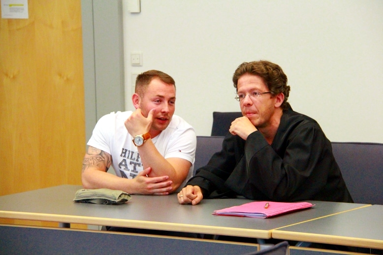 NPD-Kader unter sich: Andy Knape und der Szeneanwalt Ingmar Knop. Foto: Roth