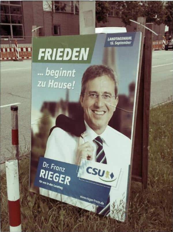 Ein freundlich erhobener Mittelfinger für manchen Parteifreund: Das erste Wahlplakat von Franz Rieger. Foto: privat