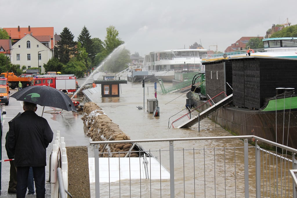 Blick in die Werftstraße kurz vor 15 Uhr: Steigt der Pegel über 6,50 Meter wird's kritisch. Fotos: Liese