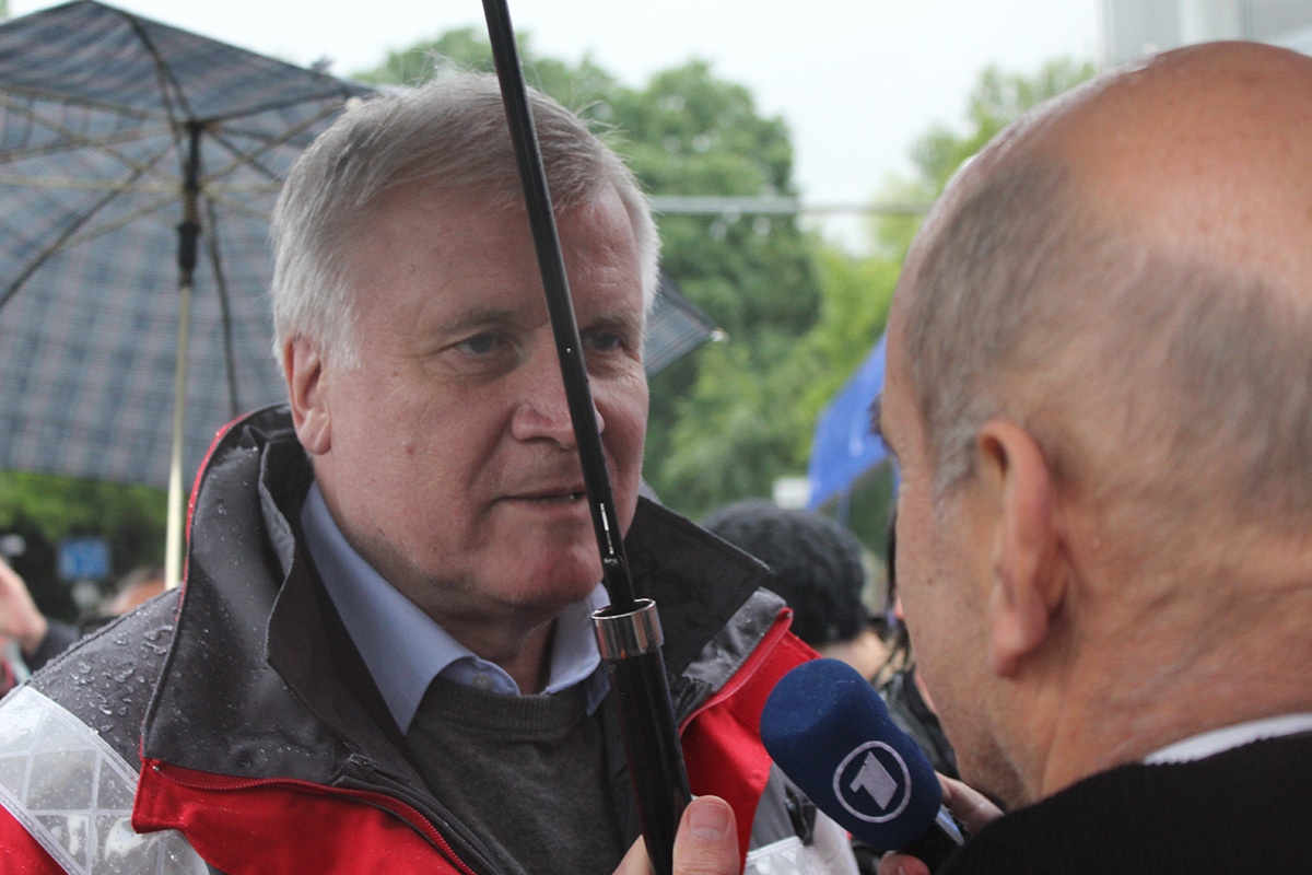 Rot steht ihm ein paar Monate vor der Wahl besonders gut: Horst Seehofer machte sich ein Bild von der Situation an der Werftstraße.