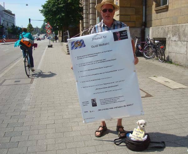 Demonstrierte auch am Dienstag wieder vor dem Landgericht für ein Wiederaufnahmeverfahren im Fall Mollath: der Regensburger Helmut Nachtigall. Foto: privat