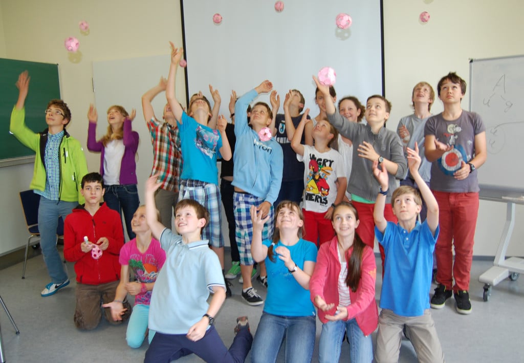 Die Mathe-Cracks der Oberpfälzer Gymnasien an der HS.R: Neben einer Mathe-Rallye beschäftigten sich die Kinder mit der Geometrie des Fußballs und bastelten schließlich gleich selbst einen aus Papier. Foto: Hildebrand