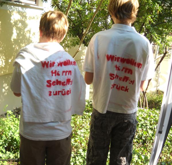 "Wir wollen Herrn Scheffel zurück." T-Shirt-Aktion beim Sommerfest der privaten Realschule Pindl. Foto: privat