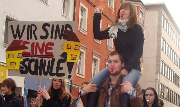 In den letzten Jahren demonstrierten Lehrer und Schüler häufiger für die Einhäusigkeit der FOS/ BOS. Jetzt scheint es früher zu klappen als geplant. Foto: Archiv