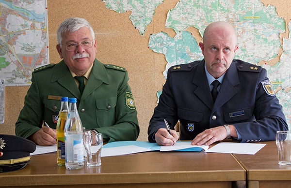 Gut gelaunt: Wolfgang Mache und Stephan Schrottenbaum unterzeichnen den Einsatzbefehl.