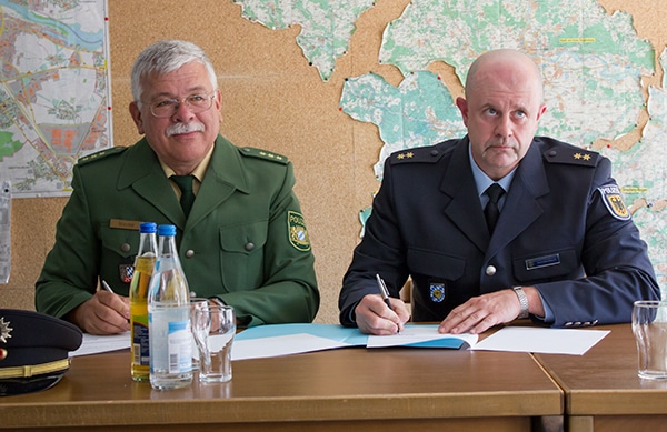 Gut gelaunt: Wolfgang Mache und Stephan Schrottenbaum unterzeichnen den Einsatzbefehl. 