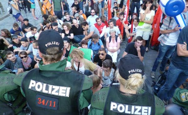 Sitzblockade gegen die NPD im September 2013. Von ca. 2000 Personen konnte die Polizei nur 14 identifizieren. Sagt der Innenminister. Foto: Archiv/ as