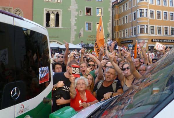 Hunderte von Gegendemonstranten protestierten am Domplatz abgeschirmt durch Polizeibusse gegen die NPD. 