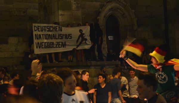 Bei mehreren Jubelfeiern zur Fußball-EM im Einsatz (hier beim Einzug der deutschen Mannschaft ins Viertelfinale): das Transparent der Falken. Foto: Archiv