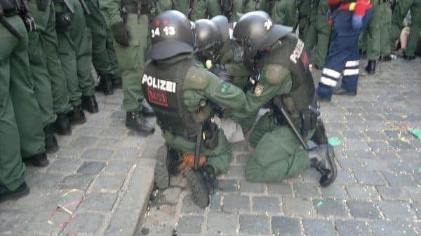 Ein Rippenbruch, Gehirnerschütterung, Prellungen: "Kollateralschäden" einer Festnahme, bei der nicht einmal Personalien aufgenommen wurden. Foto: red