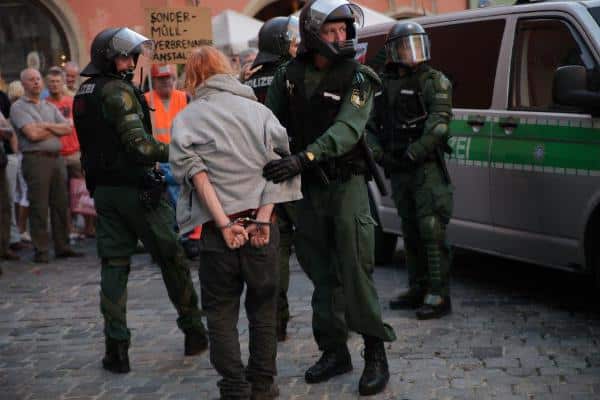 Der 22jährige wird wie ein Schwerverbrecher abgeführt, dann mit einem "Verpiss Dich" des Platzes verwiesen. Foto: Herbert Baumgärtner