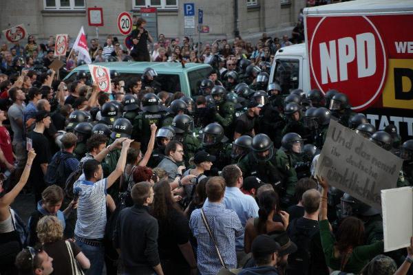 September 2013: Lkw und Busse rollen im Zentimeterabstand durch die Menschenmassen. Am Ende wird der Druck auf die Einsatzkräfte so groß, dass sie zu Pfefferspray greifen. Foto: Herbert Baumgärtner