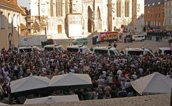 Weit über 1.000 Menschen kreisten die NPD am Domplatz ein. Foto: Herbert Baumgärtner