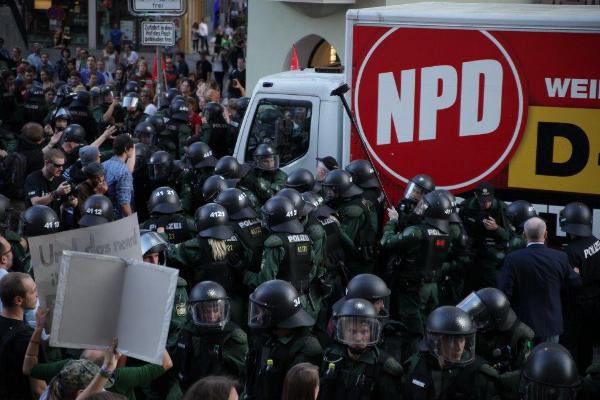 Umleitung: Der NPD-Truck wird über den Bürgersteig geleitet. Foto: Herbert Baumgärtner