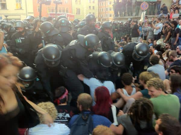 Noch vergleichsweise ruhig: Erste Sitzblockierer werden von der Polizei gegen mal mehr, mal weniger Widerstand entfernt. Foto: as