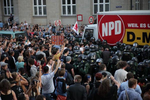 Der NPD-Lkw und die beiden Busse fuhren im Zentimeterabstand durch die Menschenmassen. Foto: Herbert Baumgärtner 