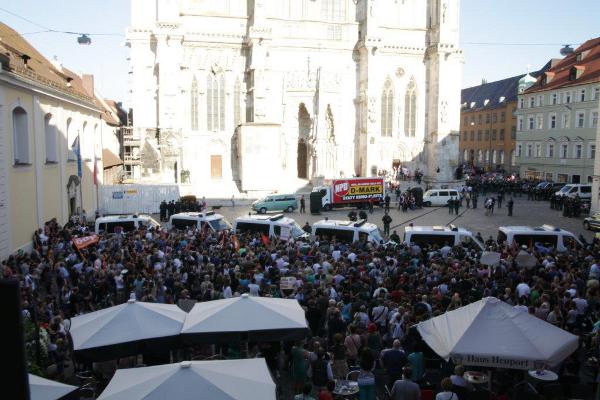 Weiträumig abgeschirmt: Die NPD am Domplatz. Foto: Herbert Baumgärtner