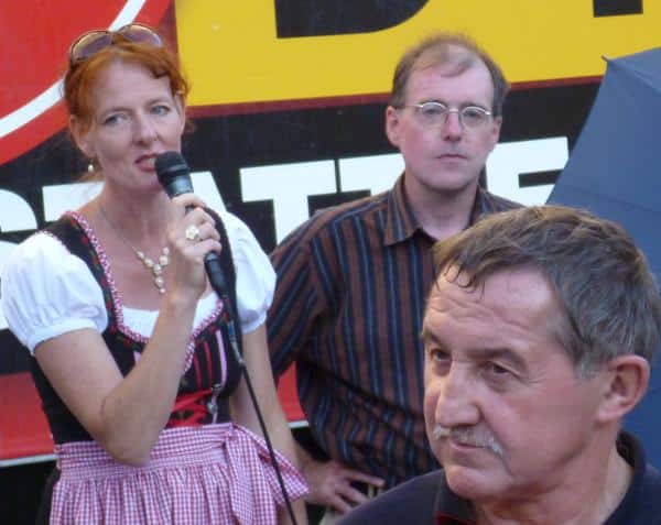 Schwulenhasserin Sigrid Schüßler neben Karl "Hitler-Gruß" Richter. Im Vordergrund: der Fahrer des NPD-Trucks. 