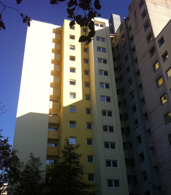 Das Stadtbau-Hochhaus in der Kurt-Schumacher-Straße: Seit bald zwei Jahren lag die Wohnbaugesellschaft mit einem Mieter-Ehepaar im Clinch. 