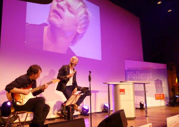 "Don't stop me now." Markus Engelstätter lieferte den Soundtrack zur Wahlparty. Foto: as