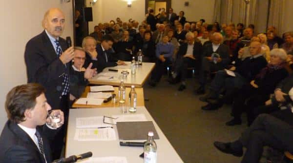 Überrascht vom brechend vollen Saal: OB Hans Schaidinger. Foto: as