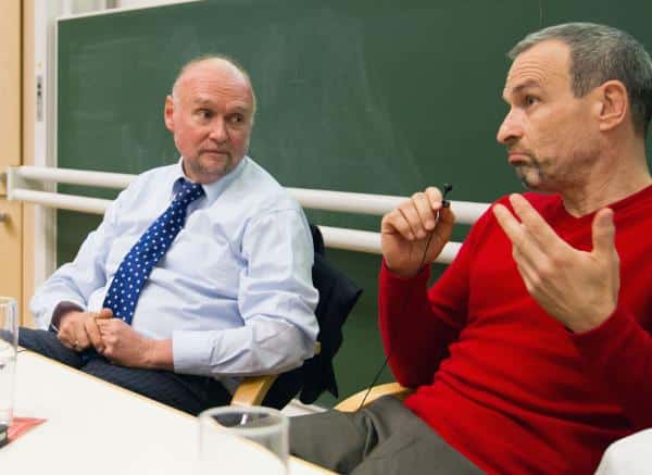 Gilt der Staatsanwaltschaft als hochgefährlicher Mann: Der Journalist Hubert Denk (re.) mit seinem Rechtsanwalt Dr. Klaus Rehbock (bei der Diskussionsveranstaltung an der Uni Passau). Foto: Köppl