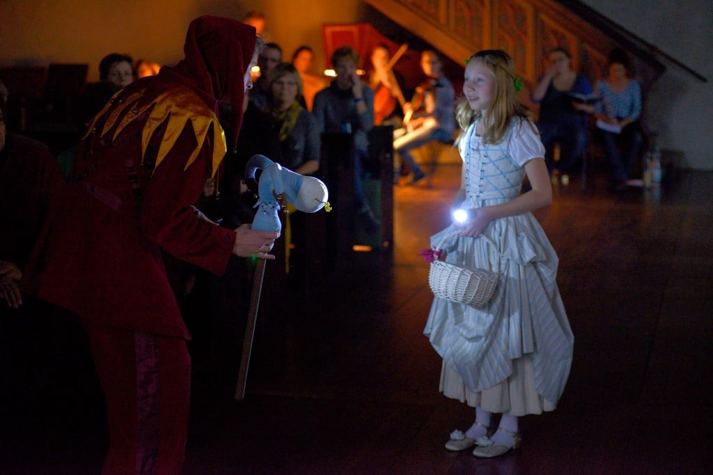 Der Hofnarr und das Blumenmädchen. Foto: Juliane Zitzelsperger