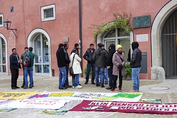 Mit einer Kundgebung startete der solidarische Besuch der Asylverhandlungen im Regensburger Verwaltungsgericht. Fotos: Liese