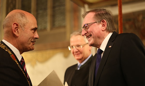 Freiheit für's Revers: Reinigungsunternehmer Karlheinz Götz (r.) wird von Hans Schaidinger geehrt. Im Hintergrund: OSRAM-Vorstandschef Wolfgang Dehen.