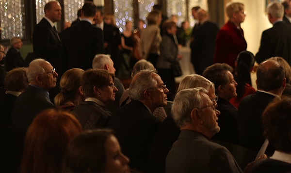 Die „Bürger" von Regensburg. Im Hintergrund links: Oberbürgermeister-Kandidat Christian Schlegl beim Händeschütteln.