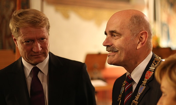 Hans Schaidinger mit Amtskette (r.) und BR-Intendant Ulrich Wilhelm, der in seiner Rede davon sprach, eine moderne Stadt müsse auch „ihre dunklen Seiten haben".