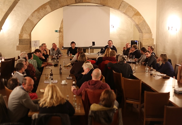 Auch an der anschließenden Diskussion beteiligten sich noch zahlreiche Zuhörer.