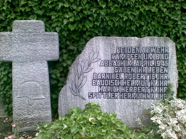 Grabstein in Bad Abbach zur Erinnerung an Angehörige der „SS-Division Nibelungen“. Foto: Werner