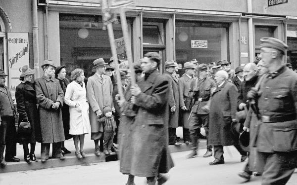 Spießrutenlauf durch die Regensburger Altstadt: der "Auszug der Regensburger Juden".